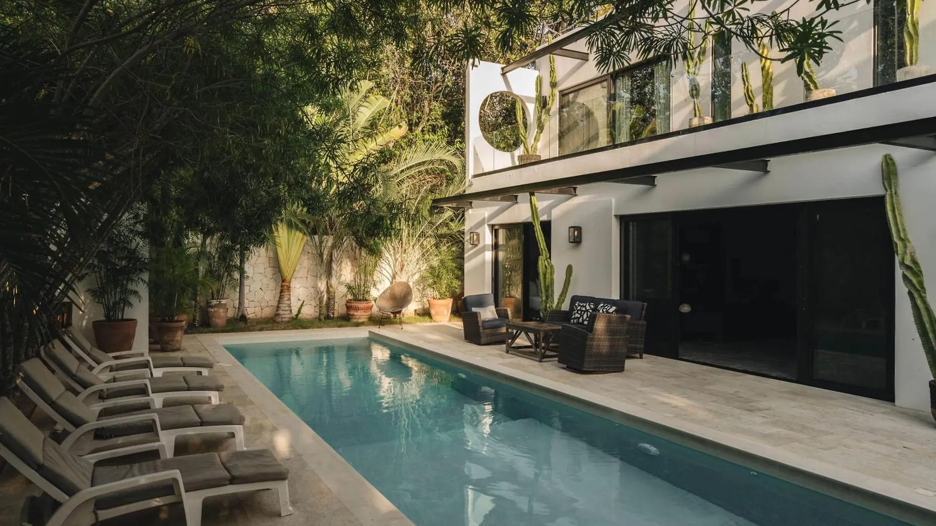 Elegant Villa Stay Gated Place Full Concierge  툴룸